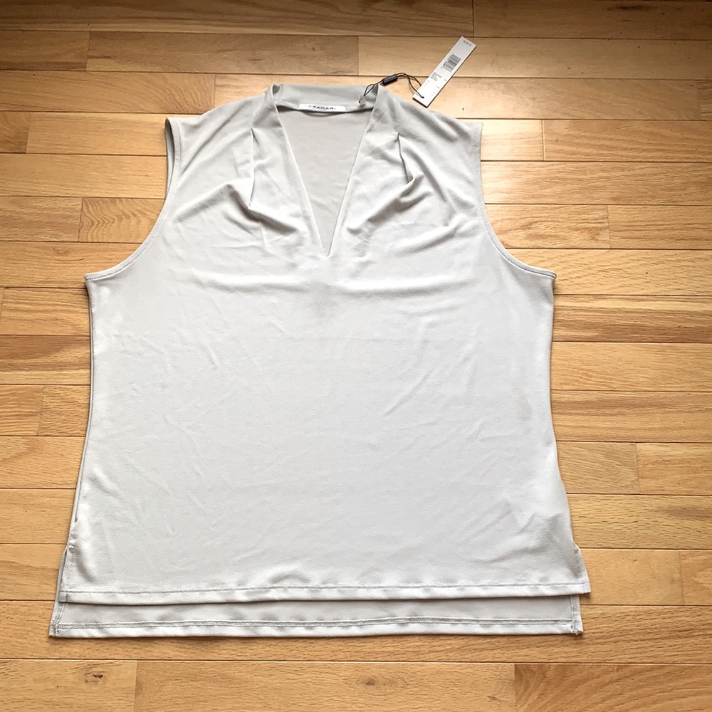 TAHARI NWT LIGHT SILVER/GRAY LIGHT WEIGHT TOP, IS A LARGE BUT RUNS SMALL